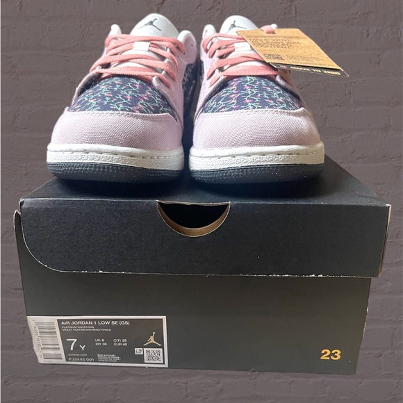 Nike Air Jordan 1 Low SE Floral Kid's Size 7Y Sneakers FJ3445-001 - Picture 4 of 7